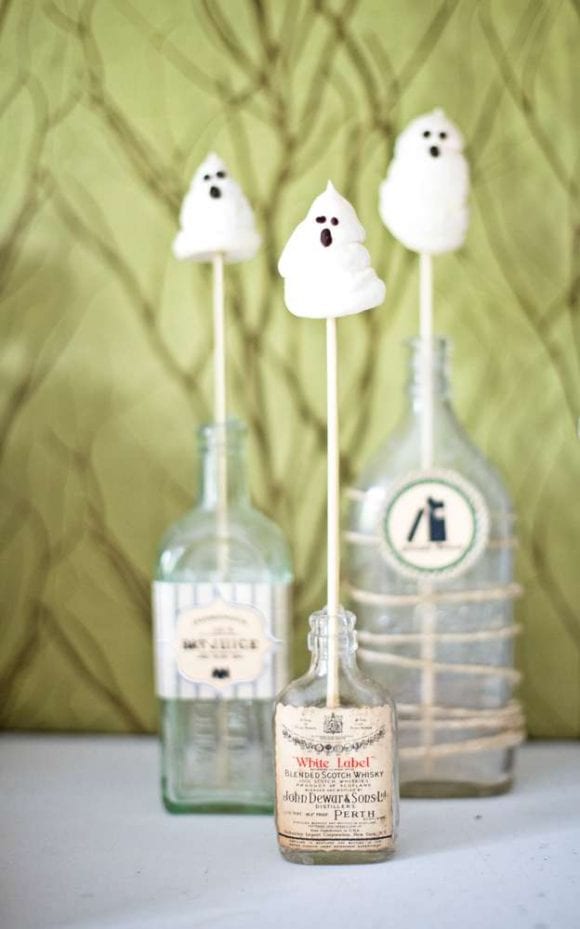Meringue Ghost Pops | CatchMyParty.com