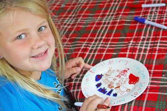 Decorate the plate with personalized designs | CatchMyParty.com