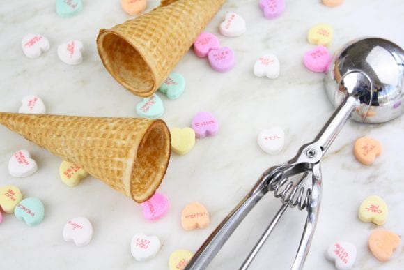 Prepare the ice cream scoop and the ice cream cones | CatchMyParty.com