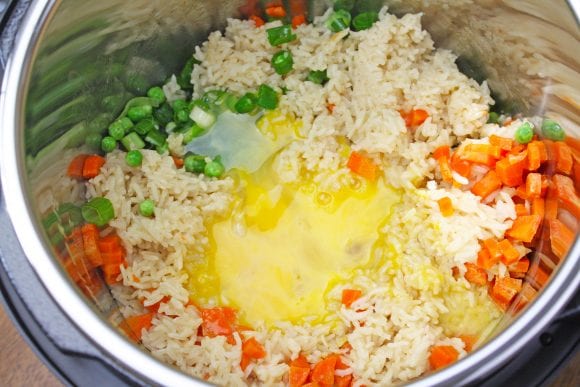 Pour the 3 beaten eggs over the rice | CatchMyParty.com