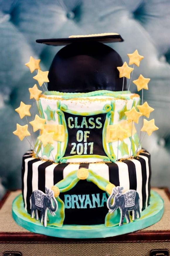 Graduation Cake | CatchMyParty.com