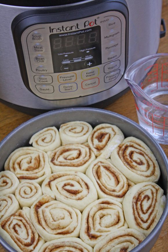 Cinnamon rolls in the pan | CatchMyParty.com