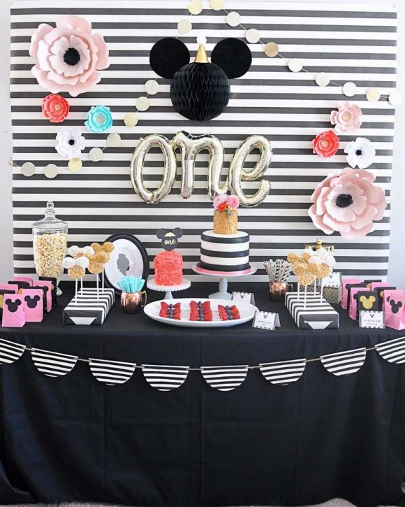 Minnie Mouse 1st birthday party | CatchMyParty.com