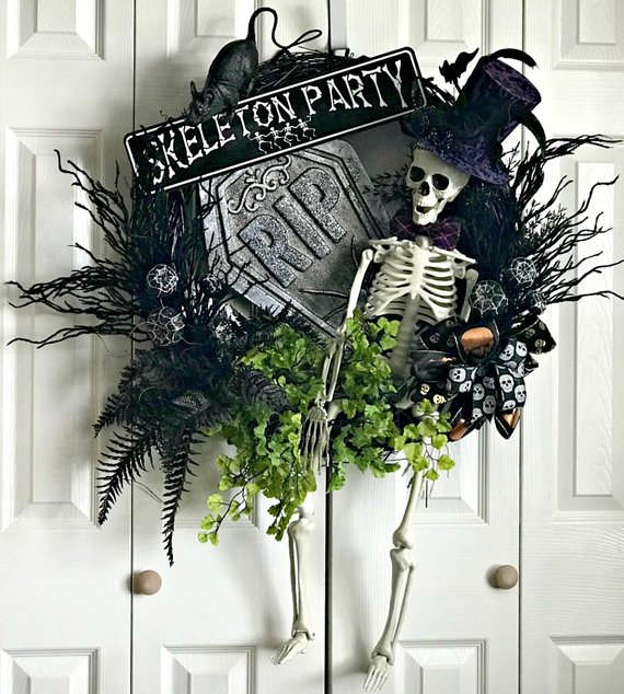 Scary Halloween decoration supplies - Wreath | CatchMyParty.com