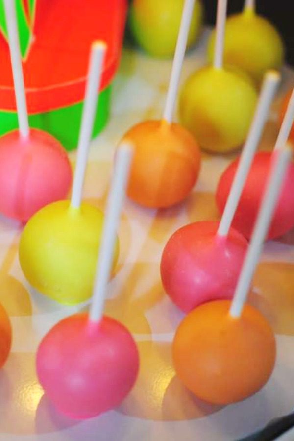 Neon birthday party I CatchMyParty.com Neon cake pops
