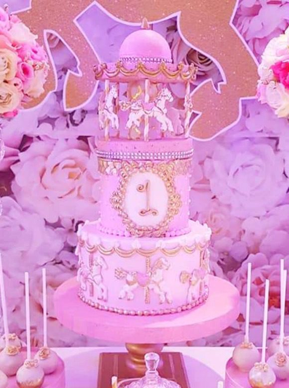 Carousel 1st birthday party I CatchMyParty.com Carousel pink birthday cake