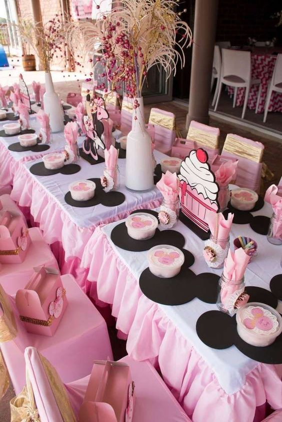Pink Minnie Mouse table settings