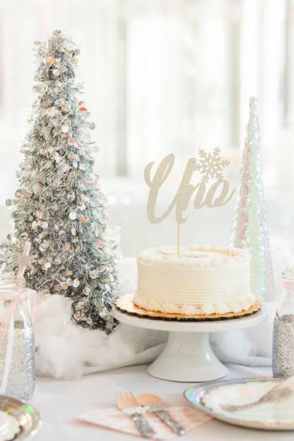 Winter Onderland 1st birthday party | CatchMyParty.com Winter Onderland 1st birthday party