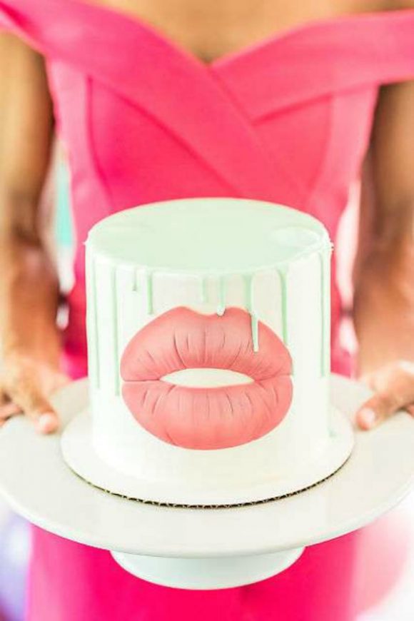 Amazing Kylie Jenner inspired drip cake decorated with lush lips