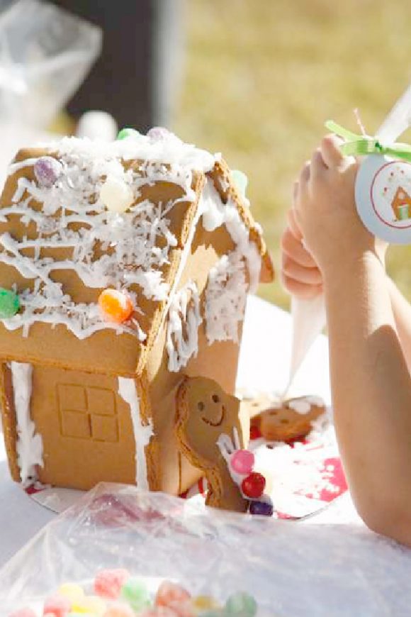 Decorating Christmas Cookies / Gingerbread House