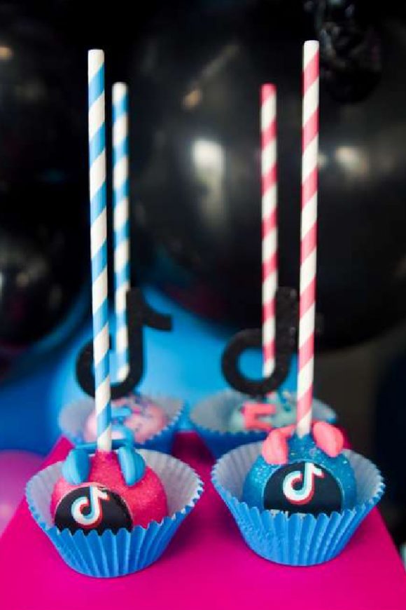 TikTok Earphone Cake Pops