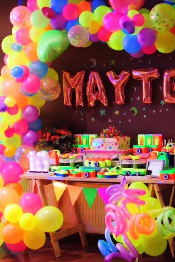 Neon Balloon Garland | Catchmyparty.com Neon Balloon Garland