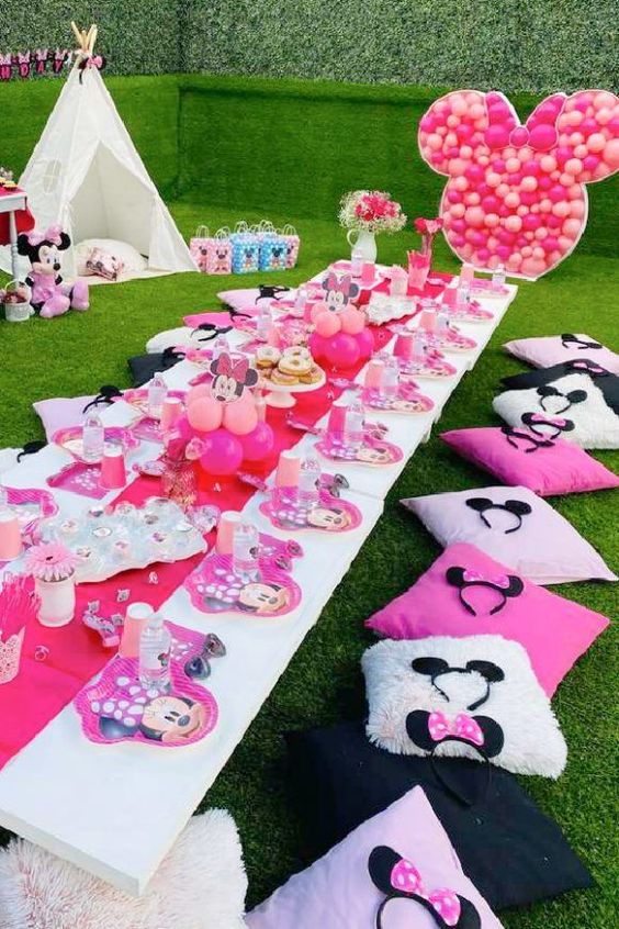 Minnie Mouse birthday party | CatchMyParty.com Minnie Mouse birthday party