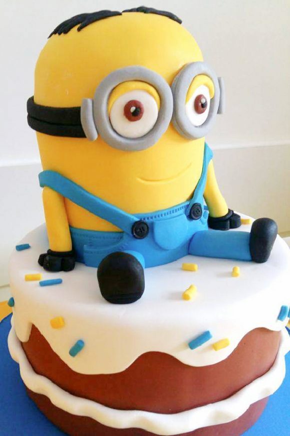 Fun Minion Birthday Cake 